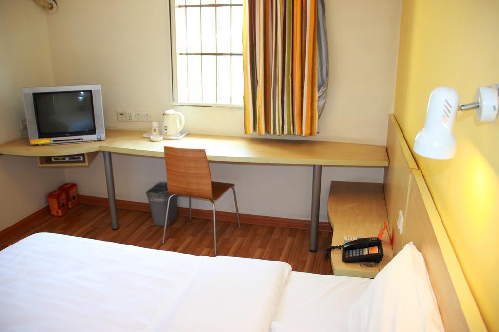 7Days Inn Wuhan Wuchang Train Station Shuoyi Road Subway Station Branch Room photo
