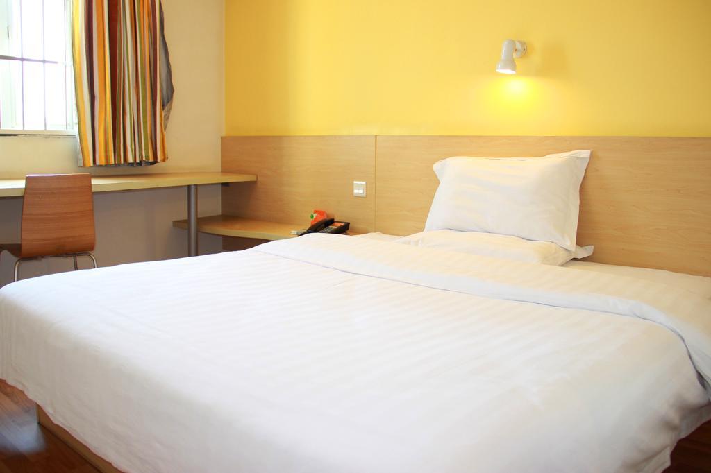 7Days Inn Wuhan Wuchang Train Station Shuoyi Road Subway Station Branch Room photo
