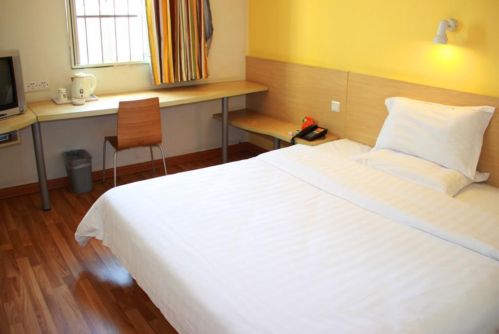 7Days Inn Wuhan Wuchang Train Station Shuoyi Road Subway Station Branch Room photo